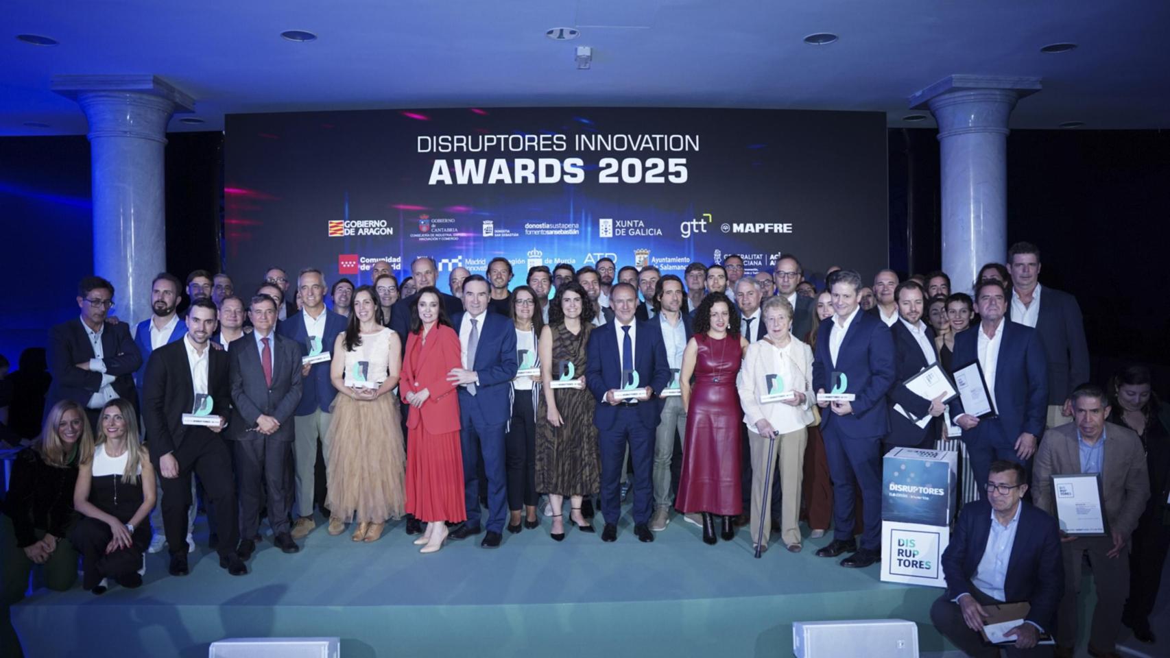 Fotografía de familia de los ganadores, finalistas y jurado en los DISRUPTORES Innovation Awards 2025