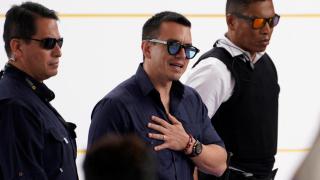 El presidente de Ecuador, Daniel Noboa, escoltado por dos guardaespaldas durante un acto.