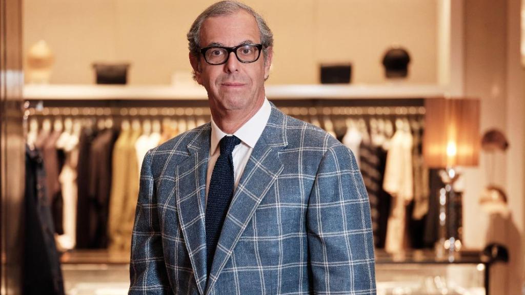 Luis Sans en tienda.