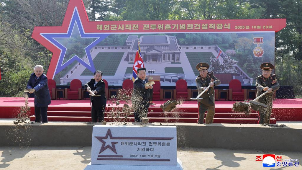 Kim Jong-un y el embajador ruso en Corea del Norte (i), en la ceremonia inaugural de la construcción del memorial.