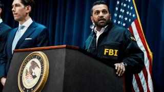 Conferencia de prensa en la que Kash Patel, del FBI, habla de los arrestos por el escándalo de la NBA.