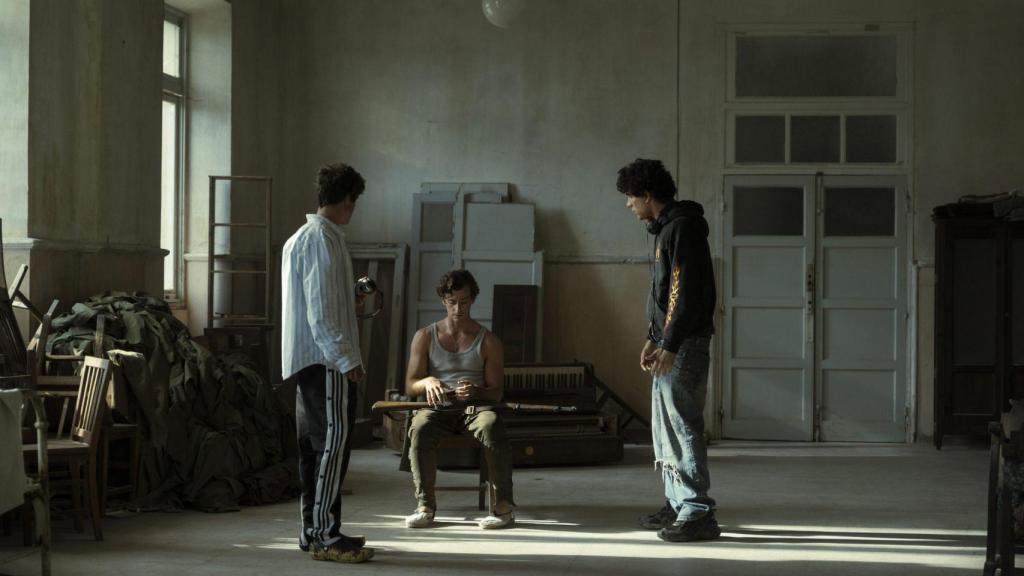 Javier Ambrossi, Gutarricadelafuente y Javier Calvo, durante el rodaje de 'La Bola Negra'. Foto de : Carla Oset