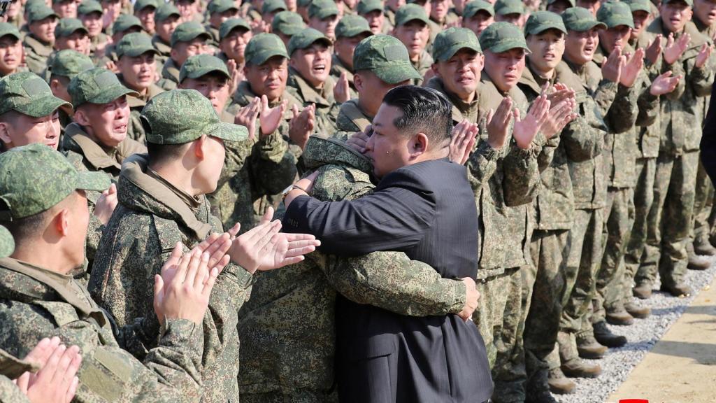 Kim Jong-un abrazando a soldados veteranos de la guerra de Ucrania.