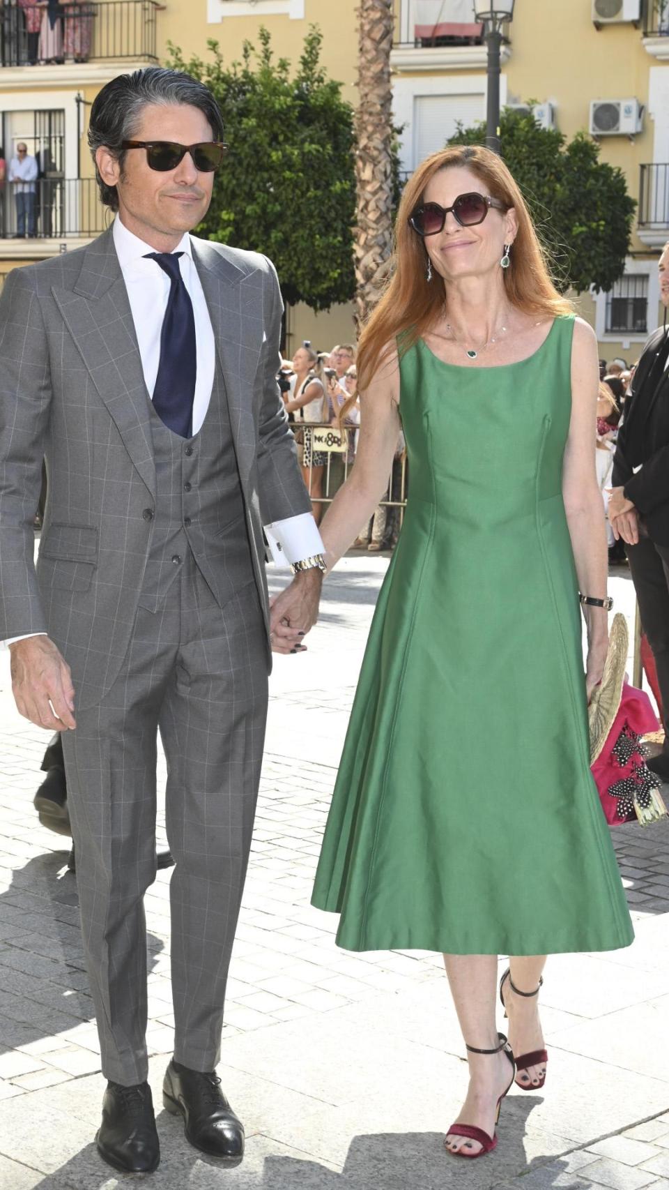 Olivia de Borbón con su marido, Julián Porras, en la boda de Cayetano Martínez de Irujo con Bárbara Mirjan, el pasado 4 de octubre.