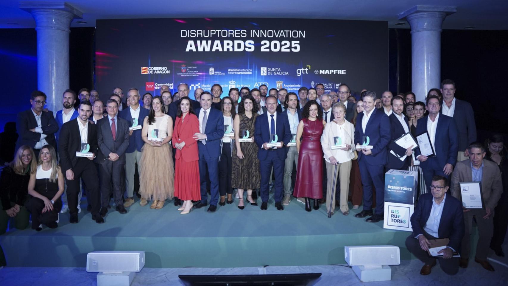 Los ganadores, finalistas y jurado de lo DISRUPTORES Innovation Awards 2025, en compañía de Pedro J. Ramírez y Cruz Sánchez de Lara y Miguel López-Valverde.