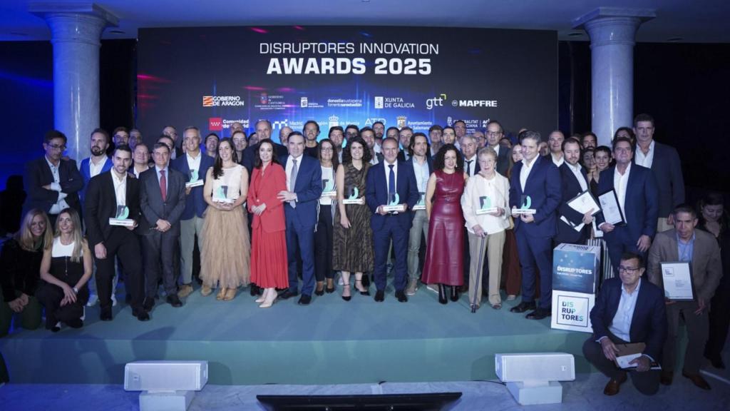 Los ganadores, finalistas y jurado de lo DISRUPTORES Innovation Awards 2025, en compañía de Pedro J. Ramírez y Cruz Sánchez de Lara y Miguel López-Valverde.