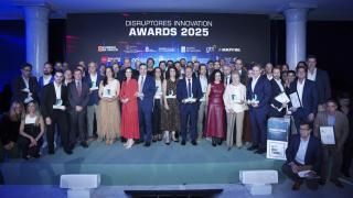 Los ganadores, finalistas y jurado de lo DISRUPTORES Innovation Awards 2025, en compañía de Pedro J. Ramírez y Cruz Sánchez de Lara y Miguel López-Valverde.