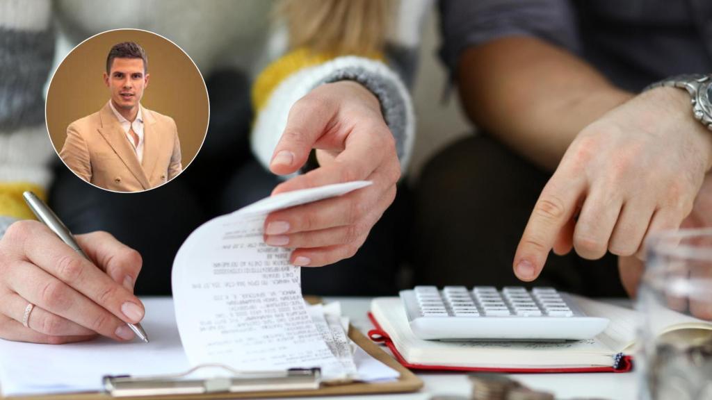 El analista financiero José Ruiz Bautista y una pareja con los gastos del mes.