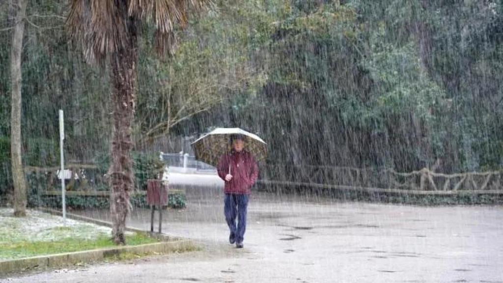 Hombre con paragüas, lluvia en Zaragoza