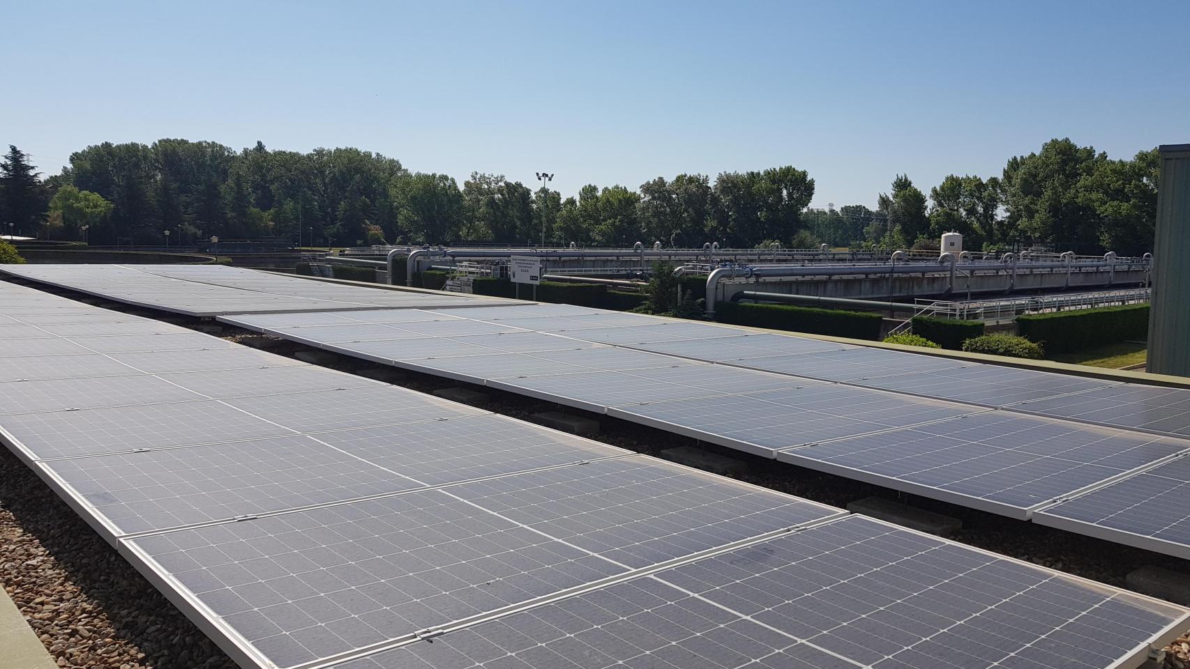Imagen de las placas solares en la ecofactoría de Palencia