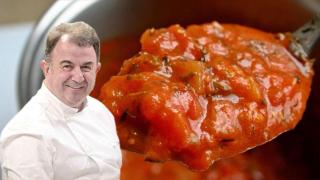 El chef Martín Berasategui junto a una salsa de tomate casera.