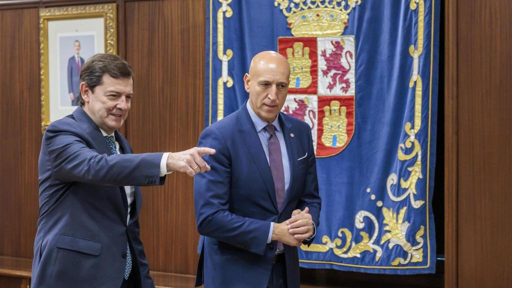 El presidente de la Junta, Alfonso Fernández Mañueco, y el alcalde de León, José Antonio Diez, durante su reunión de este viernes