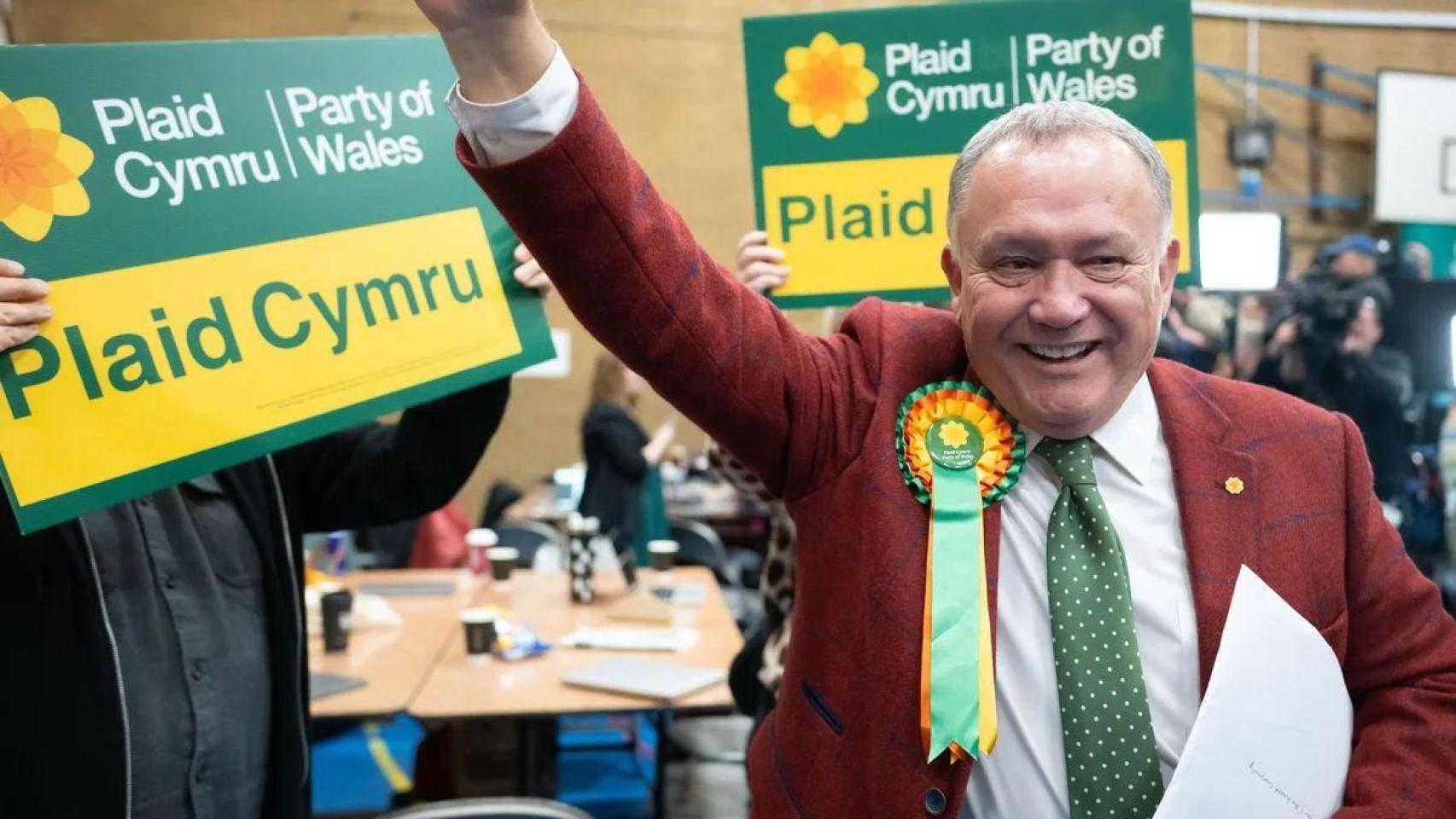 Lindsay Whittle, candidato ganador del partido nacionalista Plaid Cymru, celebrando su victoria.