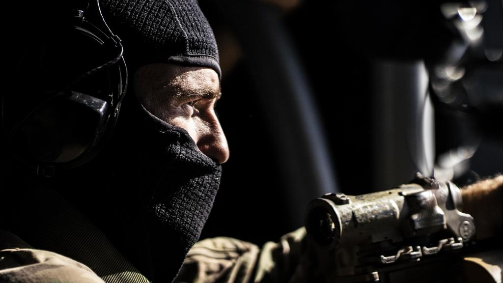 Un tirador del Mando de Operaciones Especiales en una práctica de tiro en movimiento.