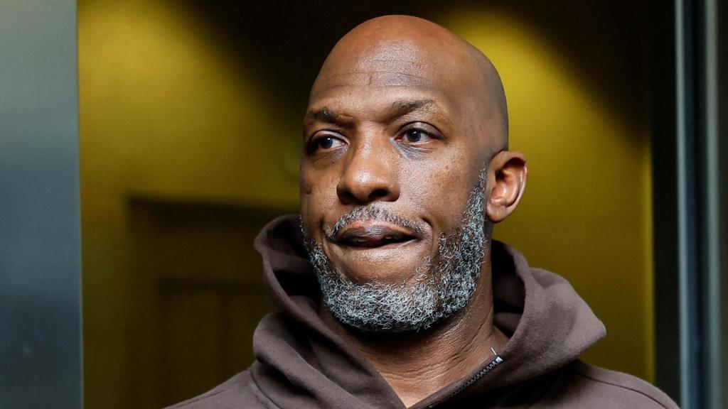 El entrenador de los Portland Trail Blazers, Chauncey Billups, sale del juzgado Mark O. Hatfield de Estados Unidos tras una audiencia tras su arresto por cargos federales de juego en Portland