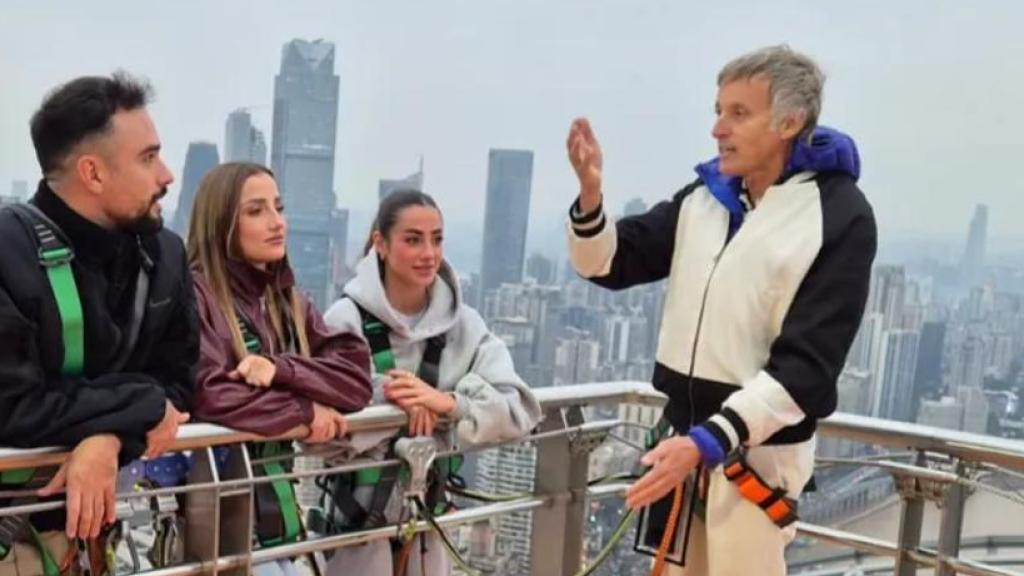 Jesús Calleja, con Lola Lolita, Sofía Surferss, TheGrefg e IlloJuan.