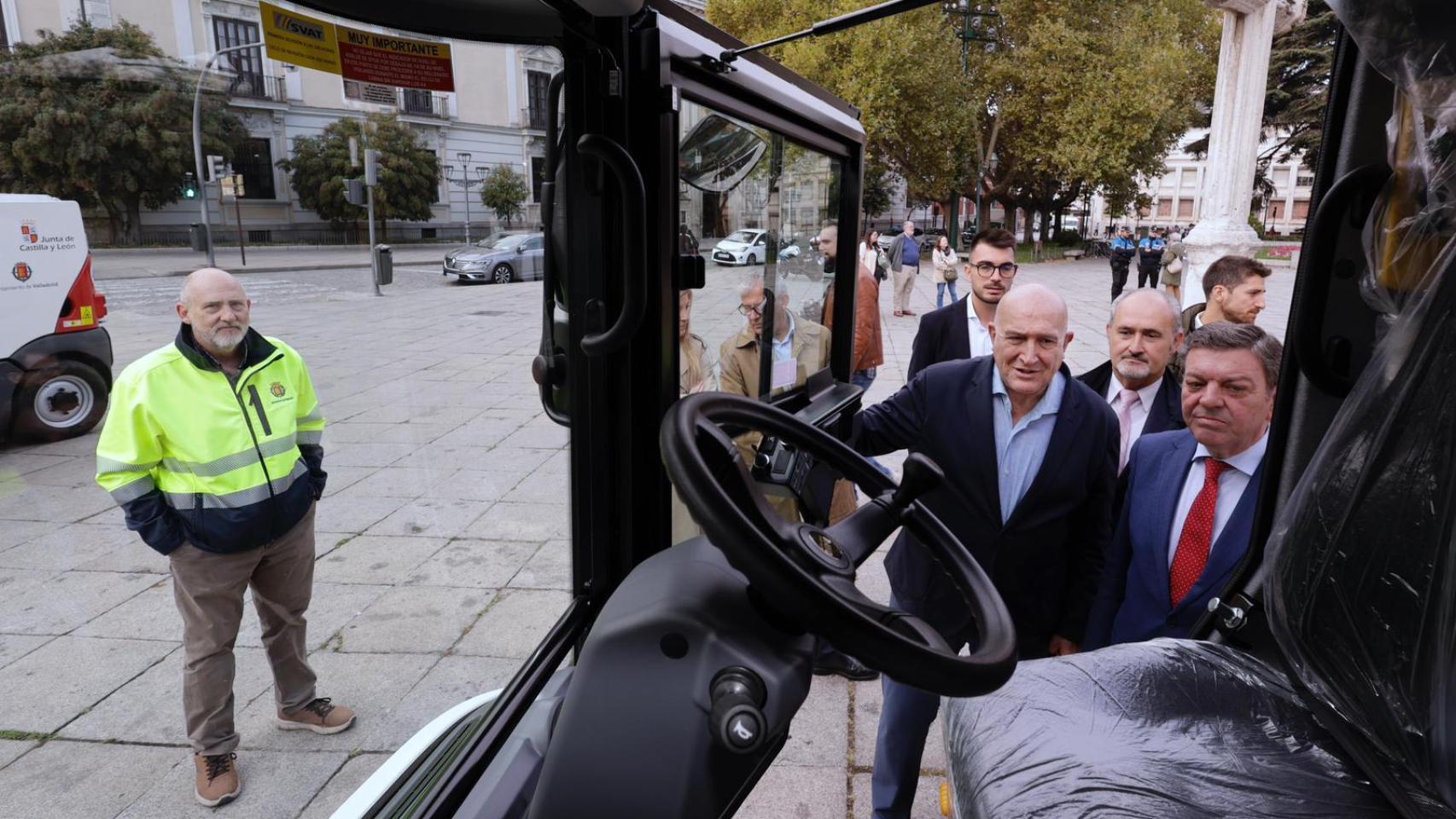 Jesús Julio Carnero, junto al consejero de la Presidencia, Luis Miguel González Gago, y el concejal de Salud Pública y Seguridad Ciudadana, Alberto Cuadrado Toquero, ven los nuevos vehículos del servicio de limpieza