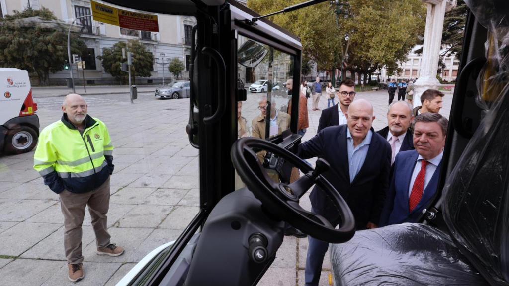 Jesús Julio Carnero, junto al consejero de la Presidencia, Luis Miguel González Gago, y el concejal de Salud Pública y Seguridad Ciudadana, Alberto Cuadrado Toquero, ven los nuevos vehículos del servicio de limpieza