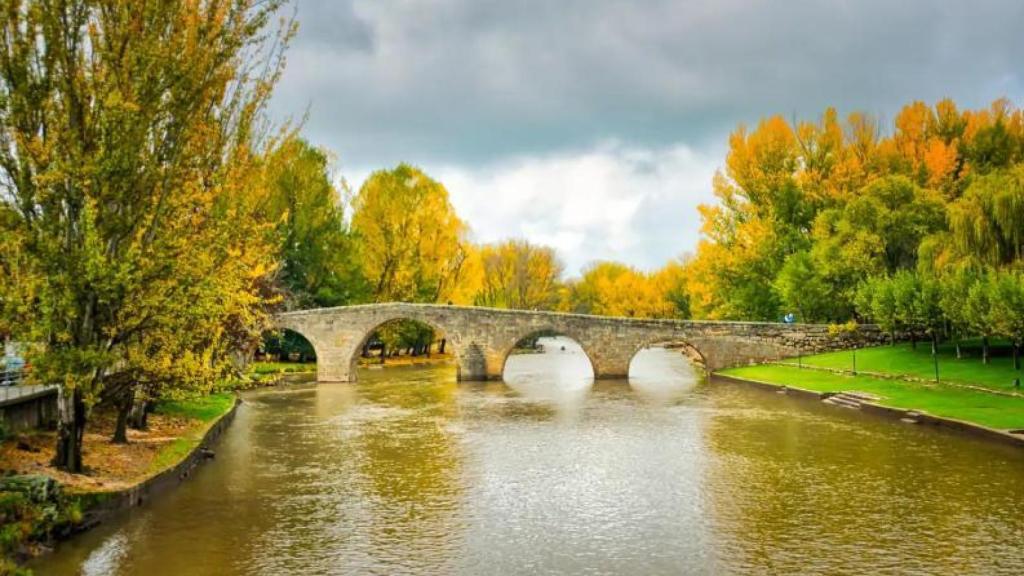 El puente romano del siglo XVI que conecta las orillas sobre el río Alberche