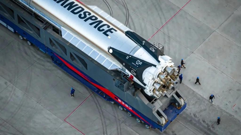 El cohete de camino a la plataforma de pruebas.