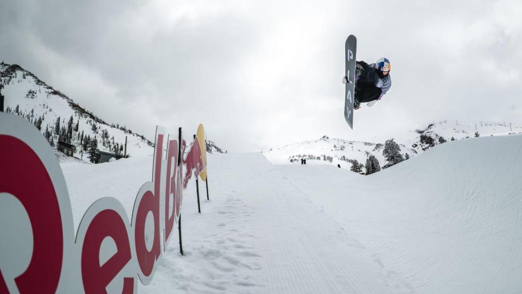 Queralt Castellet realiza un truco.
