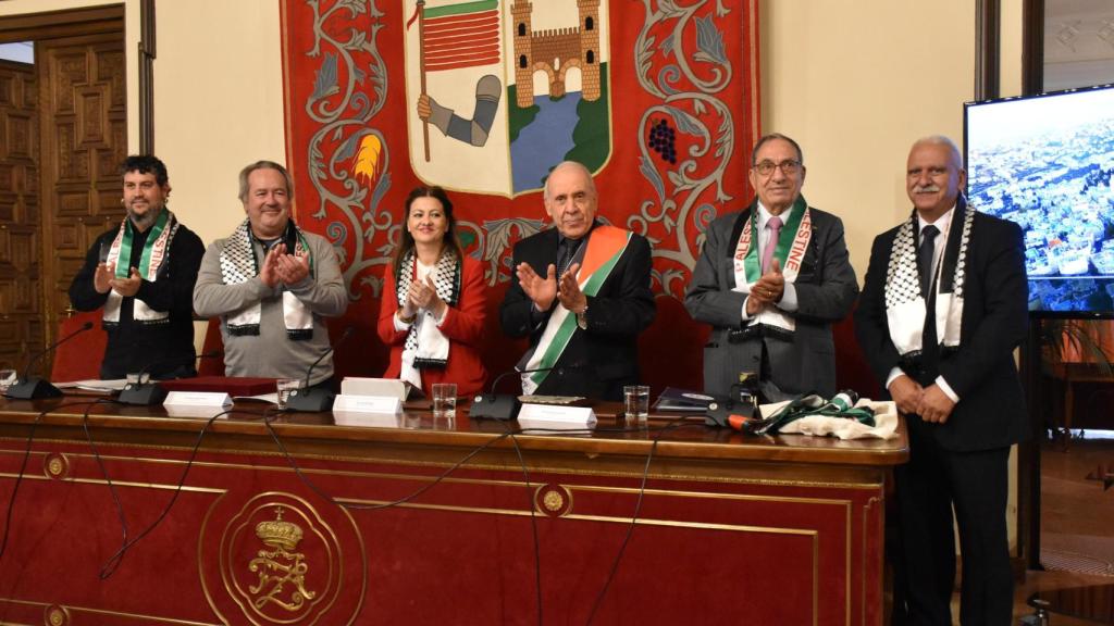 El alcalde de Zamora, Francisco Guarido; el de Beit Jala, Issa Farah Issa Janineh, la ministra Sira Abed Rego; el concejal Diego Bernardo y el resto de comitiva palestina