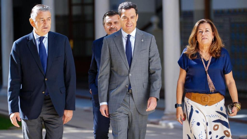 Moreno, junto a los consejeros de Sanidad, Educación y el portavoz del grupo popular en el Parlamento.