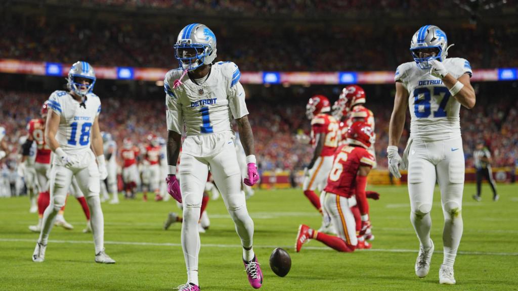 Jameson Williams celebra un touchdown.
