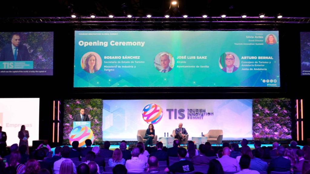 El acalde de Sevilla, la Secretaria de Estado de Turismo y el Consejero de Turismo de Andalucía inauguran la sexta edición de TIS 2025.