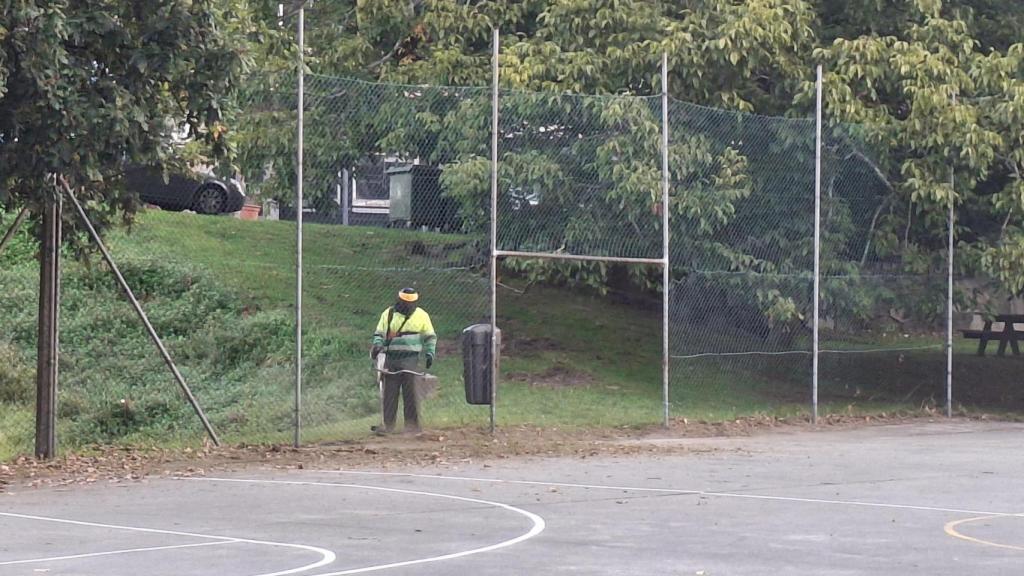 Imagen de los trabajos en la pista polideportiva.
