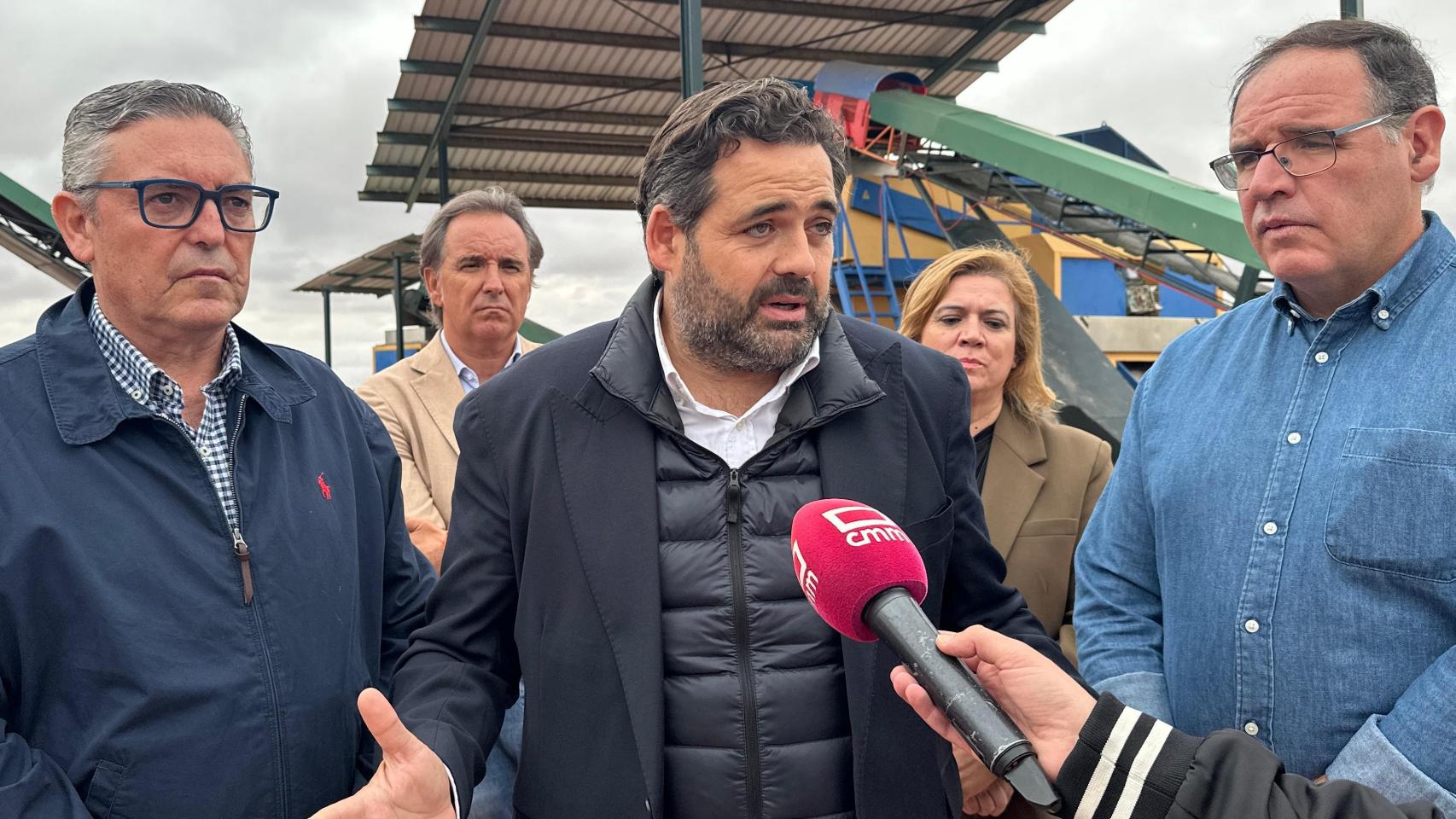 Paco Núñez atiende a los medios de comunicación.