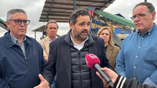 Paco Núñez atiende a los medios de comunicación.