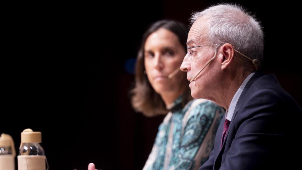 Ana de la Herrán Piñar, presidenta de la Asociación de Inspectores de Hacienda del Estado, y Jesús Gascón, secretario de Estado de Hacienda.