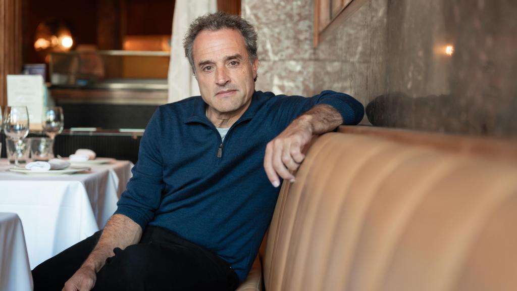 Daniel Guzmán presenta 'La deuda', su nueva película, y quedamos en el Café Comercial para hablar de las mujeres de su vida y de su cine.