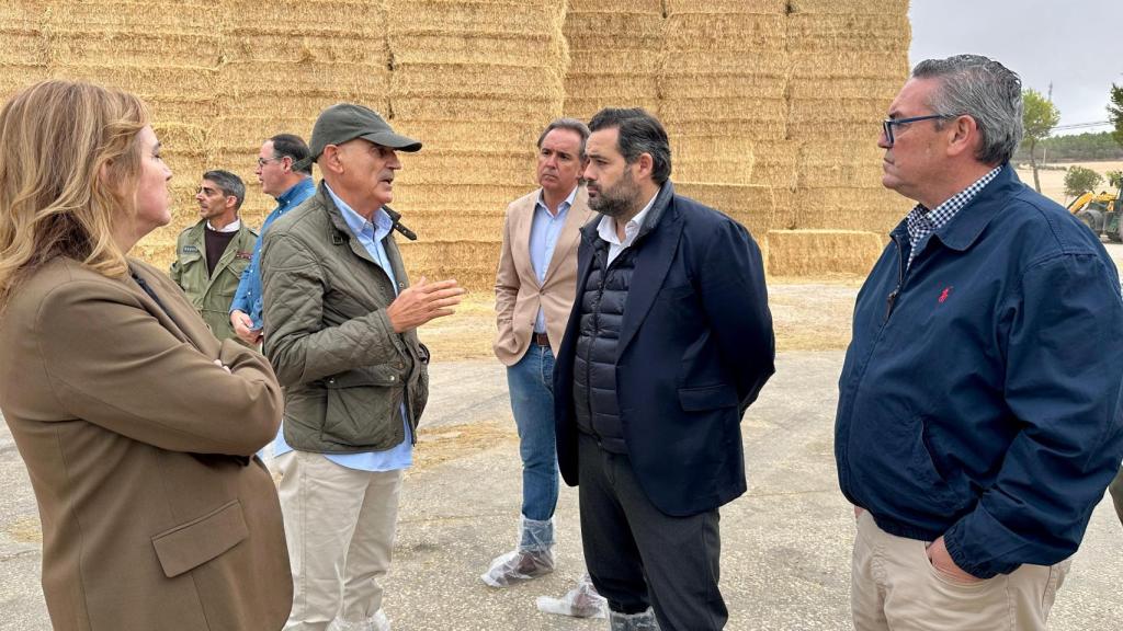 Paco Núñez durante su visita la Almazara de Puebla de Almenara.
