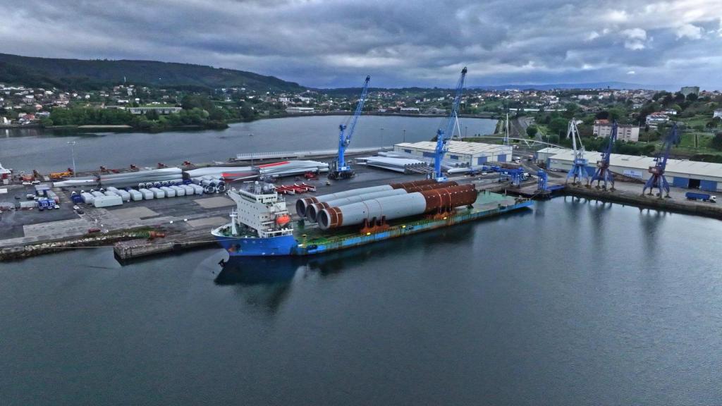 Descarga de monopiles de eólica marina en el puerto ferrolano en mayo pasado.