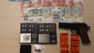 Detenida una persona en la desarticulación de un punto de venta de drogas en Santiago