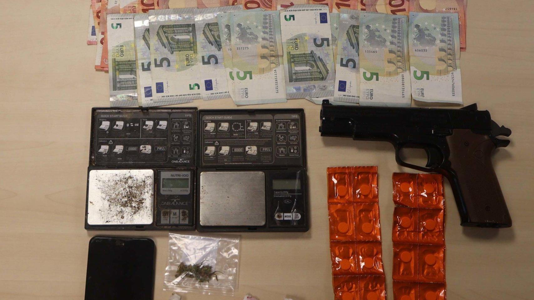 Detenida una persona en la desarticulación de un punto de venta de drogas en Santiago