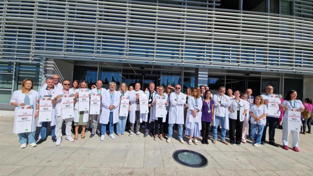 Concentración en el Hospital Universitario Costa del Sol por la agresión a una enfermera.