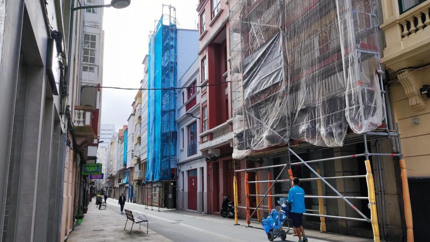 La calle Orzán de A Coruña, donde hay bajos comerciales sin uso.