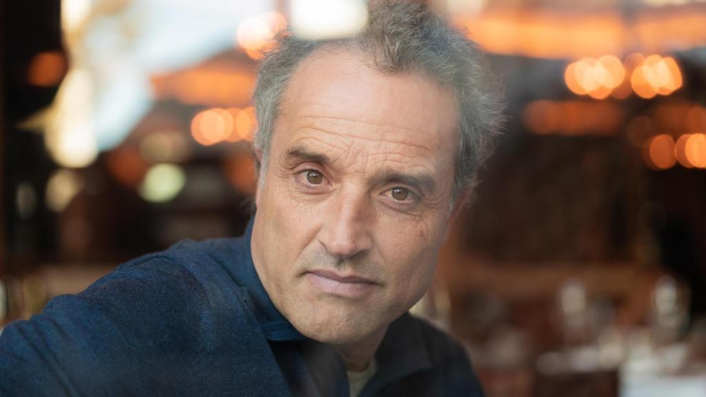 El cineasta nos recibe en el Café Comercial y habla de cómo su madre y su abuela forjaron su personalidad.