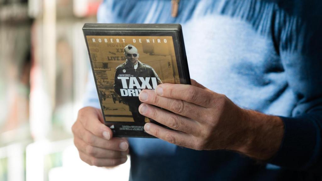 ... y al final decide llevarse Taxi Driver para regalársela a un amigo.