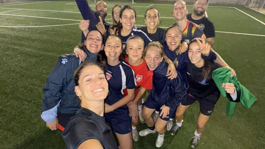 Jova, en un entrenamiento con las jugadoras del Rayo de Barcelona