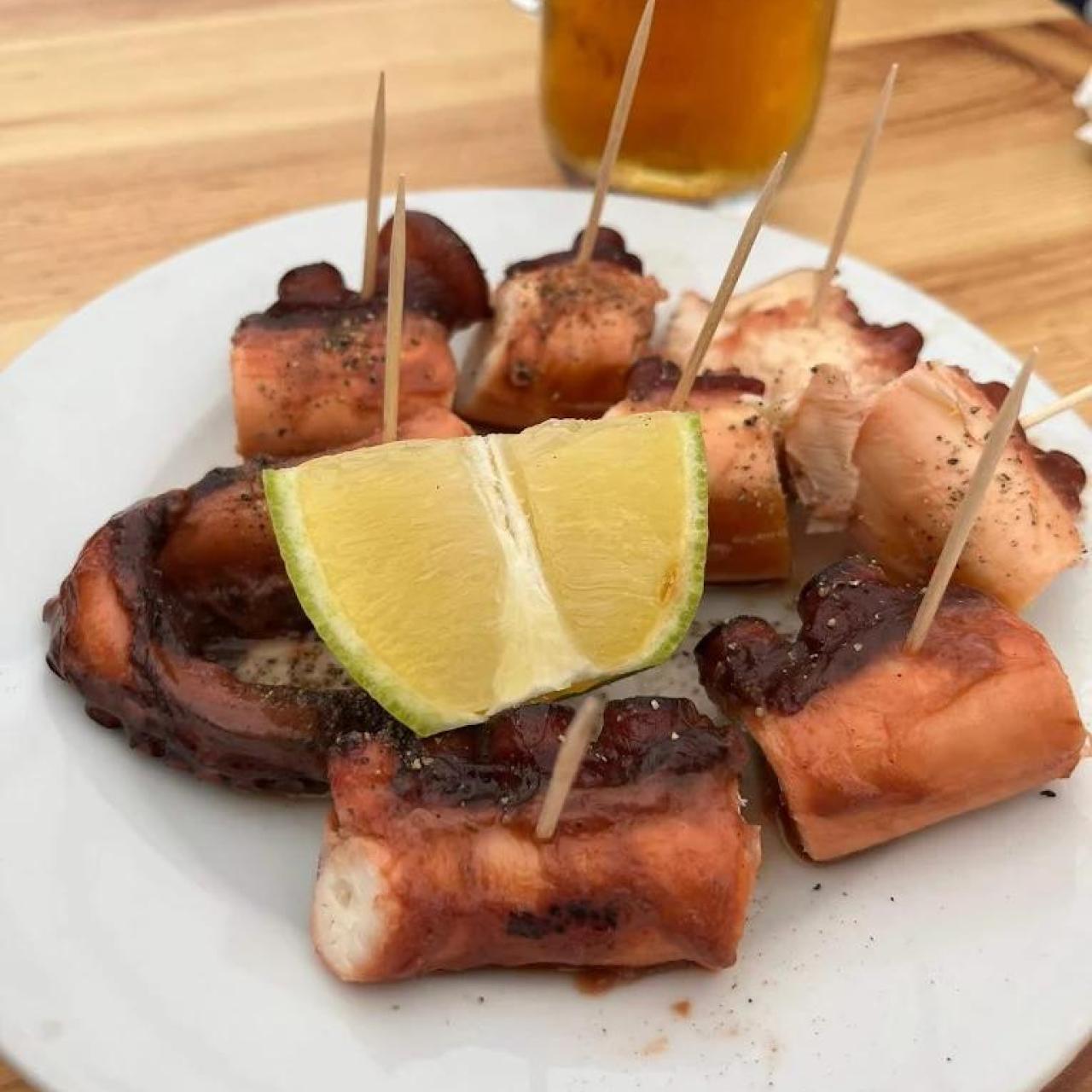 Uno de los platos de pulpo del bar El Chambi.