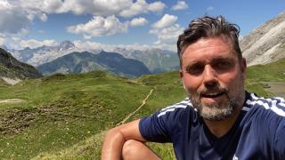 Rafa Carrascosa, paseando por la montaña en Suiza