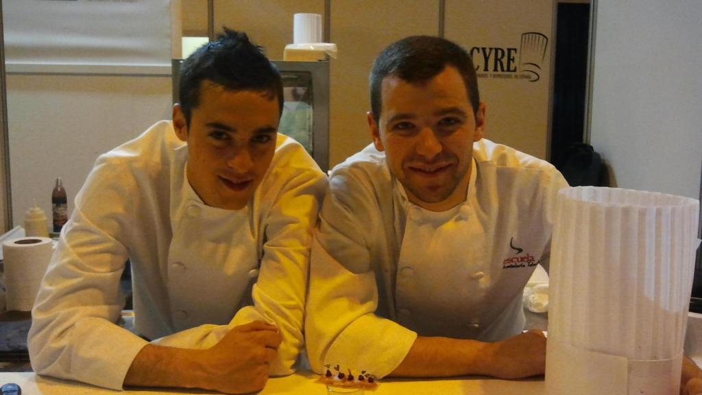 Miguel Carretero junto a Guillermo Aguilar en el Salón de Gourmets en sus inicios en la Escuela de Hostelería de Toledo.