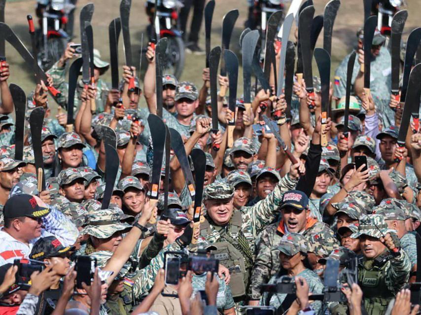 Diosdado Cabella levanta um facão com um grupo da milícia Karayaqui.