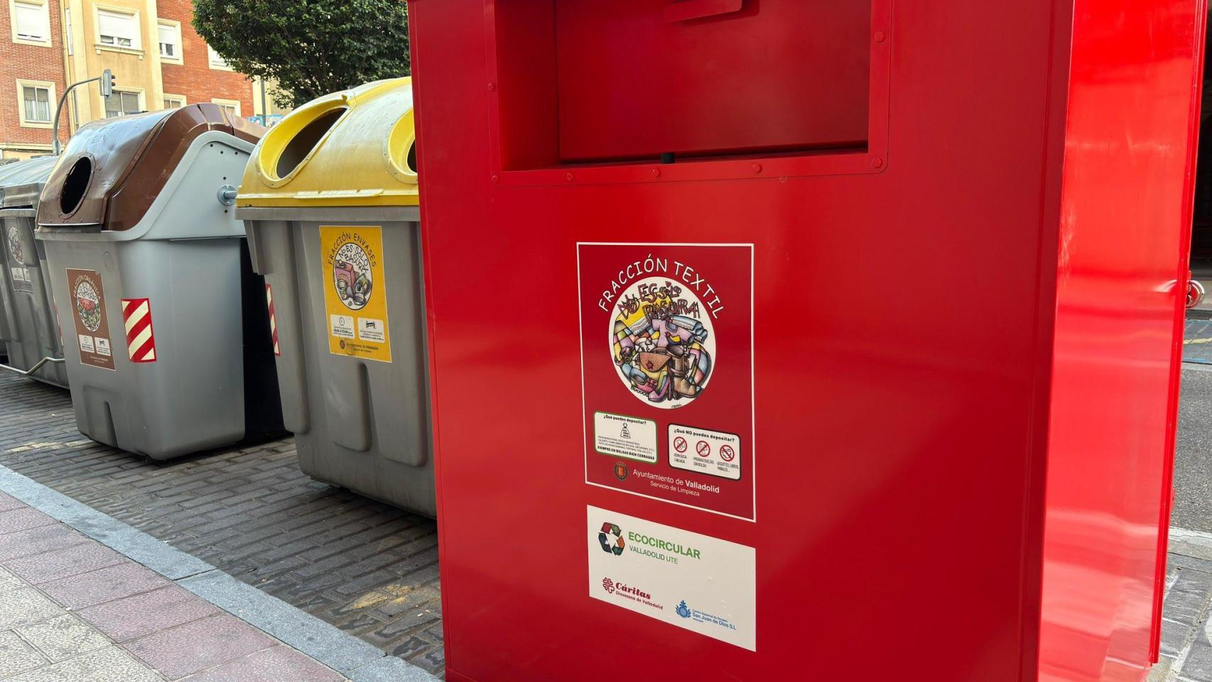 Un contenedor municipal para donar ropa usada