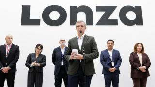 El presidente de la Xunta de Galicia, Alfonso Rueda en su visita las instalaciones de la planta de Lonza Biologics en O Porriño.