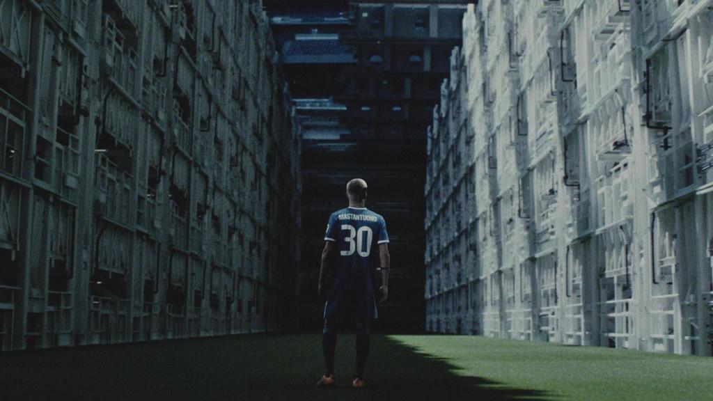 Franco Mastantuono posando en el hipogeo del Santiago Bernabéu para un anuncio de Adidas y el Real Madrid